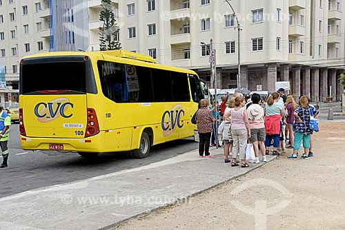  Turistas e ônibus de turismo na Praça General Tibúrcio  - Rio de Janeiro - Rio de Janeiro (RJ) - Brasil