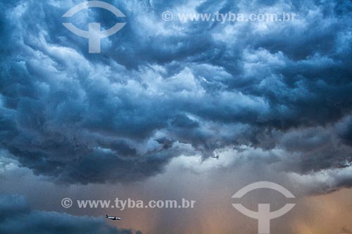  Céu com nuvens de tempestade  - Florianópolis - Santa Catarina (SC) - Brasil