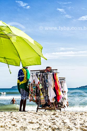  Vendedor ambulante na Praia dos Açores  - Florianópolis - Santa Catarina (SC) - Brasil