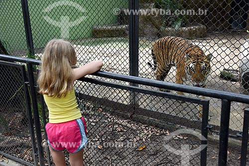  Menina próximo à jaula do tigre (Panthera tigris) no Jardim Zoológico do Rio de Janeiro  - Rio de Janeiro - Rio de Janeiro (RJ) - Brasil