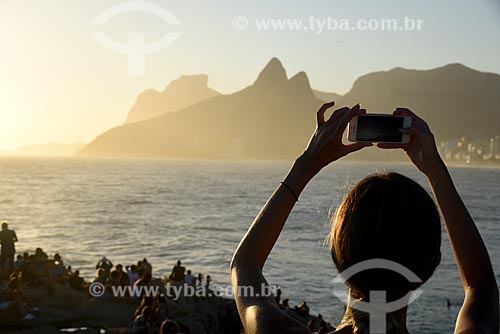  Mulher fotografando o pôr do sol a partir da Pedra do Arpoador  - Rio de Janeiro - Rio de Janeiro (RJ) - Brasil
