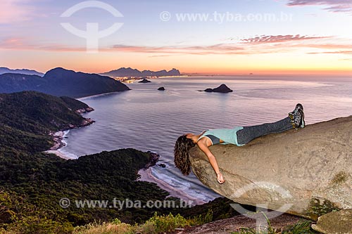  Mulher observando o litoral do Rio de Janeiro a partir da Pedra do Telégrafo no Morro de Guaratiba durante o amanhecer  - Rio de Janeiro - Rio de Janeiro (RJ) - Brasil