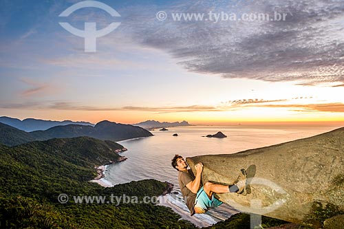 Homem pendurado na Pedra do Telégrafo no Morro de Guaratiba  - Rio de Janeiro - Rio de Janeiro (RJ) - Brasil