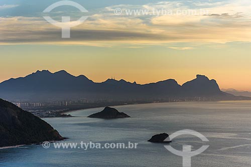  Vista da Praia da Reserva a partir da Pedra do Telégrafo no Morro de Guaratiba durante o amanhecer  - Rio de Janeiro - Rio de Janeiro (RJ) - Brasil