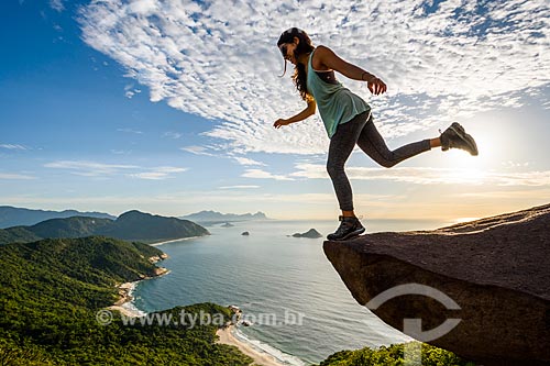  Mulher na Pedra do Telégrafo no Morro de Guaratiba durante o amanhecer  - Rio de Janeiro - Rio de Janeiro (RJ) - Brasil