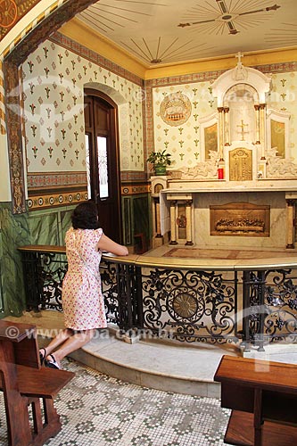  Mulher rezando no interior da Matriz Basílica Nossa Senhora da Conceição Aparecida - também conhecida como Basílica Velha  - Aparecida - São Paulo (SP) - Brasil