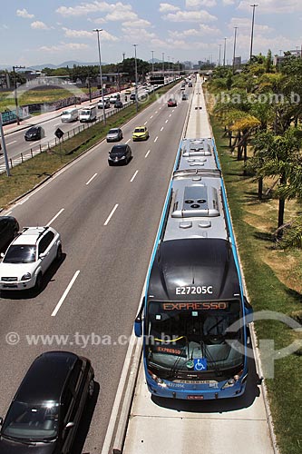  Ônibus do BRT (Bus Rapid Transit) Transcarioca na faixa exclusiva da Avenida Ayrton Senna  - Rio de Janeiro - Rio de Janeiro (RJ) - Brasil