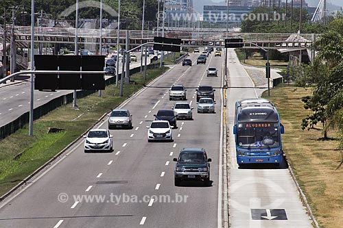  Ônibus do BRT (Bus Rapid Transit) Transcarioca na faixa exclusiva da Avenida Ayrton Senna  - Rio de Janeiro - Rio de Janeiro (RJ) - Brasil