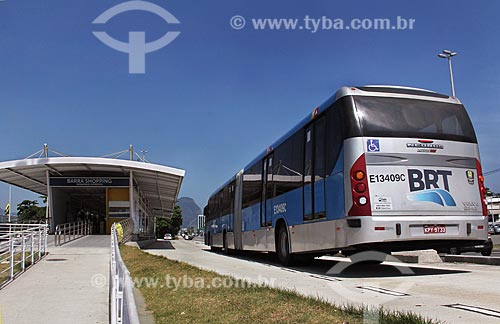  Ônibus do BRT (Bus Rapid Transit) na Estação Shopping da Barra do BRT Transoeste  - Rio de Janeiro - Rio de Janeiro (RJ) - Brasil