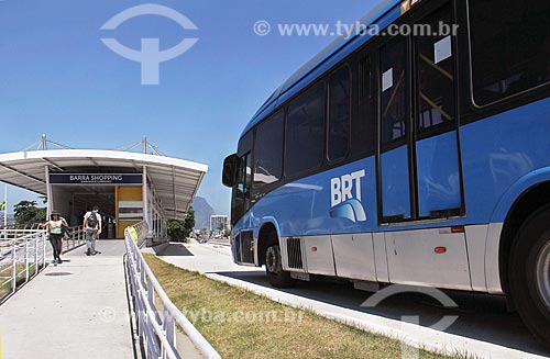  Ônibus do BRT (Bus Rapid Transit) na Estação Shopping da Barra do BRT Transoeste  - Rio de Janeiro - Rio de Janeiro (RJ) - Brasil
