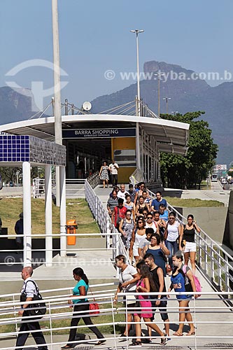  Passageiros na Estação Shopping da Barra do BRT Transoeste  - Rio de Janeiro - Rio de Janeiro (RJ) - Brasil