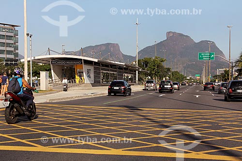  Tráfego na Avenida das Américas com a Estação Ricardo Marinho do BRT Transoeste  - Rio de Janeiro - Rio de Janeiro (RJ) - Brasil