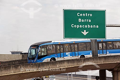  Ônibus do BRT (Bus Rapid Transit) Transcarioca chegando no Aeroporto Internacional Antônio Carlos Jobim  - Rio de Janeiro - Rio de Janeiro (RJ) - Brasil