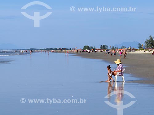  Banhistas na praia da cidade de Ilha Comprida  - Ilha Comprida - São Paulo (SP) - Brasil