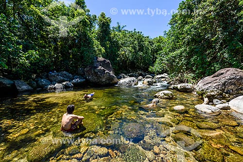  Banhista em rio da Reserva Ecológica de Guapiaçu  - Cachoeiras de Macacu - Rio de Janeiro (RJ) - Brasil