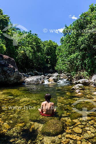  Banhista em rio da Reserva Ecológica de Guapiaçu  - Cachoeiras de Macacu - Rio de Janeiro (RJ) - Brasil