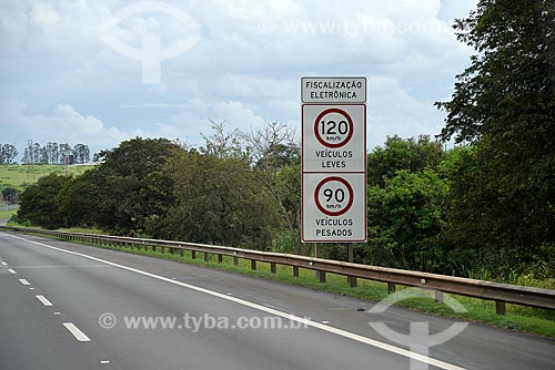  Placa indicando os limites de velocidades na Rodovia Dom Pedro I (SP-065)  - Campinas - São Paulo (SP) - Brasil