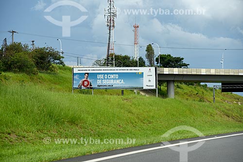  Placa na Rodovia dos Bandeirantes (SP-348) com os dizeres: use o cinto de segurança  - Campinas - São Paulo (SP) - Brasil