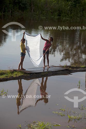  Meninas da Comunidade Ribeirinha São Francisco do Aiucá no lavando roupa no Rio Uarini  - Uarini - Amazonas (AM) - Brasil