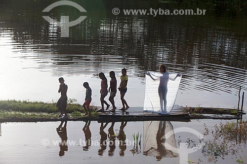  Crianças da Comunidade Ribeirinha São Francisco do Aiucá no Rio Uarini  - Uarini - Amazonas (AM) - Brasil