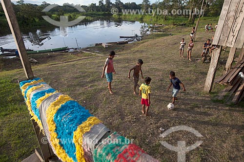  Crianças brincando na Comunidade Ribeirinha São Francisco do Aiucá  - Uarini - Amazonas (AM) - Brasil