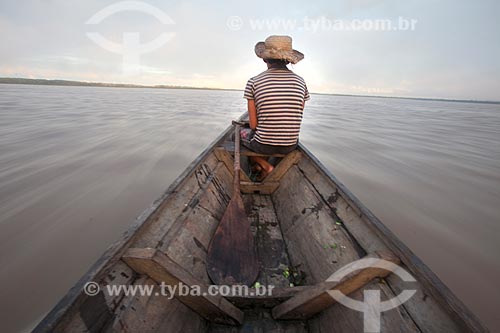  Menino em canoa na Comunidade Ribeirinha São Francisco do Aiucá  - Uarini - Amazonas (AM) - Brasil