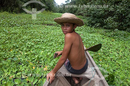  Menino em canoa na Reserva de Desenvolvimento Sustentável Mamirauá  - Tefé - Amazonas (AM) - Brasil