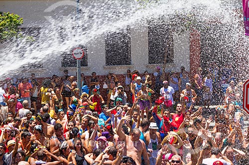  Jato dágua para refrescar os foliões durante o desfile do bloco Escravos da Mauá  - Rio de Janeiro - Rio de Janeiro (RJ) - Brasil