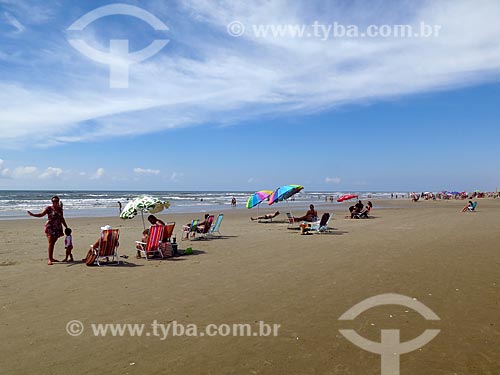  Banhistas na praia da cidade de Cidreira  - Cidreira - Rio Grande do Sul (RS) - Brasil