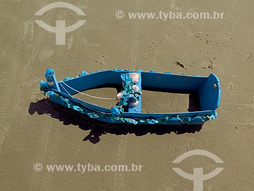  Detalhe de barco de oferendas à Yemanjá na orla da praia da cidade de Cidreira  - Cidreira - Rio Grande do Sul (RS) - Brasil