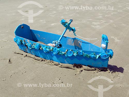 Detalhe de barco de oferendas à Yemanjá na orla da praia da cidade de Cidreira  - Cidreira - Rio Grande do Sul (RS) - Brasil
