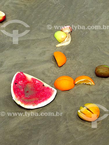  Detalhe de frutas de oferendas à Yemanjá na orla da praia da cidade de Cidreira  - Cidreira - Rio Grande do Sul (RS) - Brasil