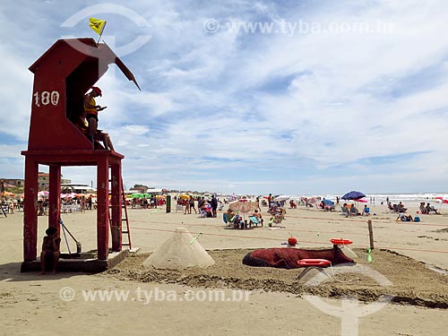  Posto de salva-vidas e escultura em areia na orla da praia na cidade de Cidreira  - Cidreira - Rio Grande do Sul (RS) - Brasil