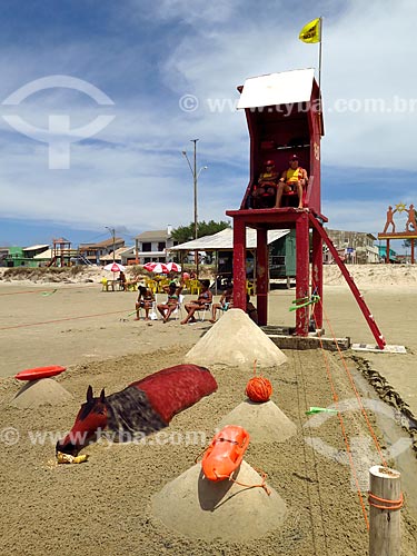  Posto de salva-vidas e escultura em areia na orla da praia na cidade de Cidreira  - Cidreira - Rio Grande do Sul (RS) - Brasil