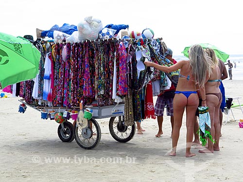  Vendedor ambulante de roupa de praia na orla da praia na cidade de Cidreira  - Cidreira - Rio Grande do Sul (RS) - Brasil