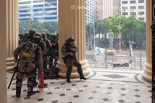  Policiais da Força Nacional de Segurança Pública abrigados na Assembléia Legislativa do Estado do Rio de Janeiro (ALERJ) durante manifestação  - Rio de Janeiro - Rio de Janeiro (RJ) - Brasil