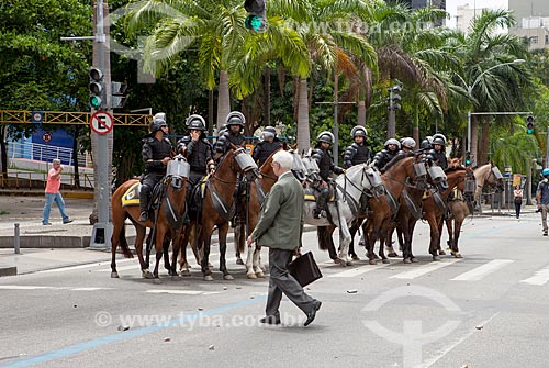  Cavalaria na Avenida Presidente Antônio Carlos - próximo à Assembléia Legislativa do Estado do Rio de Janeiro (ALERJ) - durante manifestação  - Rio de Janeiro - Rio de Janeiro (RJ) - Brasil