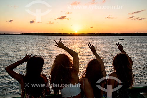  Jovens observando o pôr do sol na Praia do Jacaré  - Cabedelo - Paraíba (PB) - Brasil