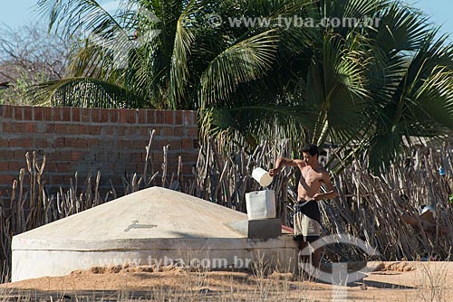  Jovem pegando água em cisterna na Aldeia Travessão de Ouro - Tribo Pipipãs  - Floresta - Pernambuco (PE) - Brasil
