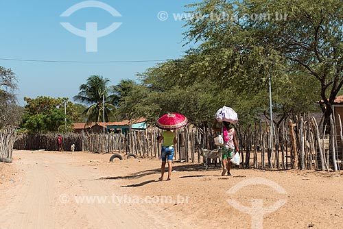  Mulheres caminhando sob o sol na Aldeia Travessão de Ouro - Tribo Pipipãs  - Floresta - Pernambuco (PE) - Brasil