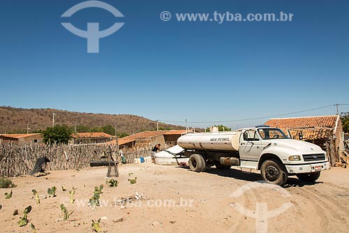  Caminhão pipa abastecendo cisterna em casa na Aldeia Capoeira do Barro - Tribo Pipipãs  - Floresta - Pernambuco (PE) - Brasil