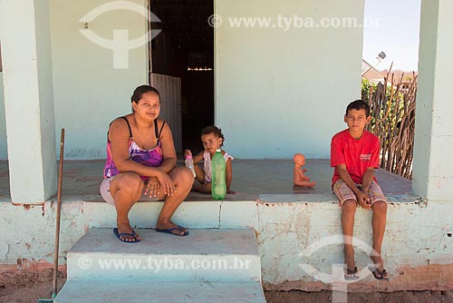  Mãe e filhos na varanda de casa na Aldeia Capoeira do Barro - Tribo Pipipãs  - Floresta - Pernambuco (PE) - Brasil