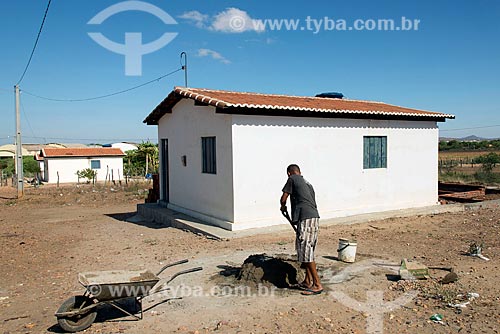  Trabalhador preparando cimento em canteiro de obras na Tribo Truká  - Cabrobó - Pernambuco (PE) - Brasil