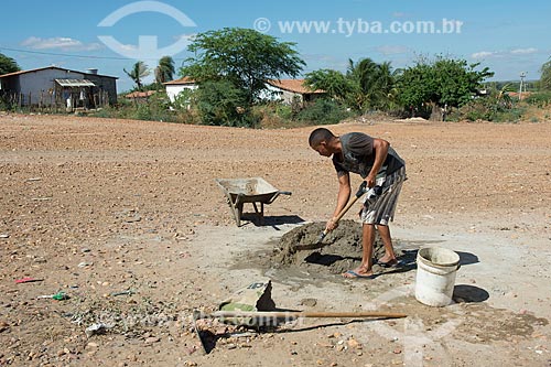  Trabalhador preparando cimento em canteiro de obras na Tribo Truká  - Cabrobó - Pernambuco (PE) - Brasil