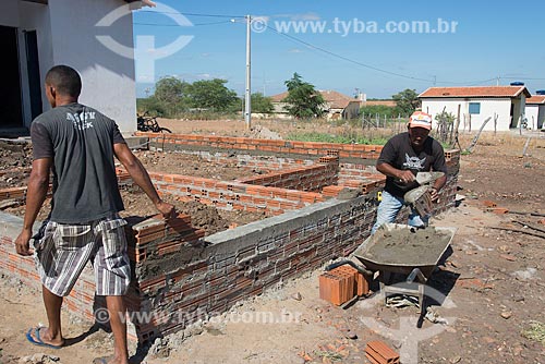  Pedreiro construindo casa na Tribo Truká  - Cabrobó - Pernambuco (PE) - Brasil