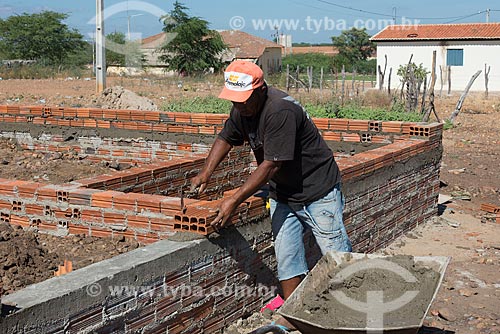  Pedreiro construindo casa na Tribo Truká  - Cabrobó - Pernambuco (PE) - Brasil