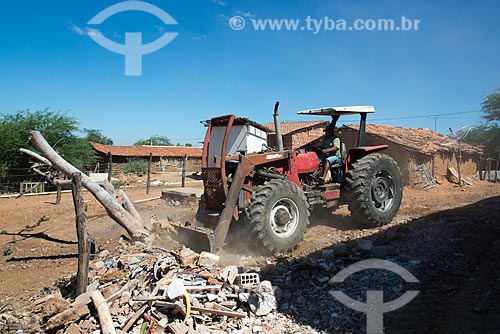  Moradores da Aldeia Camaleão - Tribo Truká - fazendo limpeza de terreno  - Cabrobó - Pernambuco (PE) - Brasil
