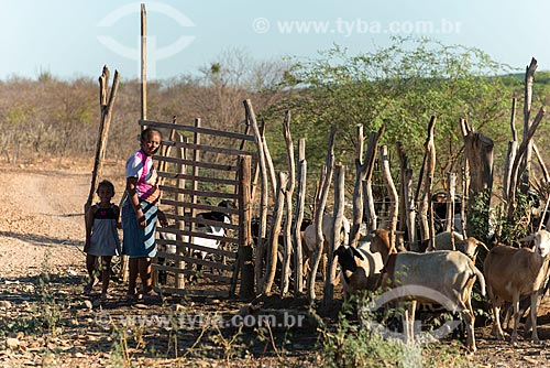  Mãe e filha em curral para a criação de cabra (Capra aegagrus hircus) na Aldeia Caatinga Grande - Tribo Truká  - Cabrobó - Pernambuco (PE) - Brasil