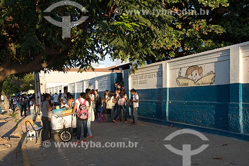  Alunos na entrada da Escola Estadual de Ensino Fundamental Dr Miguel Santa Cruz (1936)  - Monteiro - Paraíba (PB) - Brasil