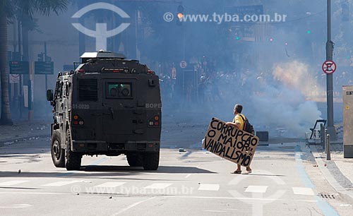  Confronto entre policiais militares e manifestantes durante protesto de servidores públicos  - Rio de Janeiro - Rio de Janeiro (RJ) - Brasil